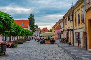 Varazdin, Hırvatistan, 2 Temmuz 2023: İnsanlar Hırvat kenti Varazdin 'de bir yaz akşamının keyfini çıkarıyorlar