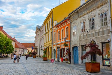 Varazdin, Hırvatistan, 2 Temmuz 2023: İnsanlar Hırvat kenti Varazdin 'de bir yaz akşamının keyfini çıkarıyorlar