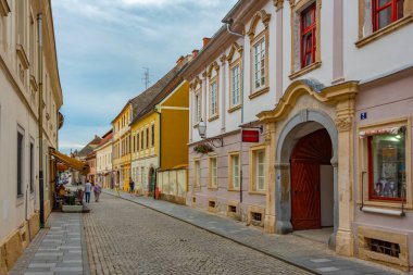 Varazdin, Hırvatistan, 2 Temmuz 2023: İnsanlar Hırvat kenti Varazdin 'de bir yaz akşamının keyfini çıkarıyorlar