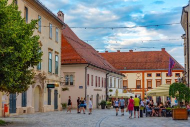 Varazdin, Hırvatistan, 2 Temmuz 2023: İnsanlar Hırvat kenti Varazdin 'deki Franjevacski trg meydanında yaz akşamının keyfini çıkarıyorlar