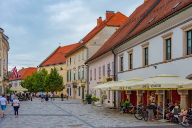Varazdin, Hırvatistan, 2 Temmuz 2023: İnsanlar Hırvat kenti Varazdin 'deki Franjevacski trg meydanında yaz akşamının keyfini çıkarıyorlar
