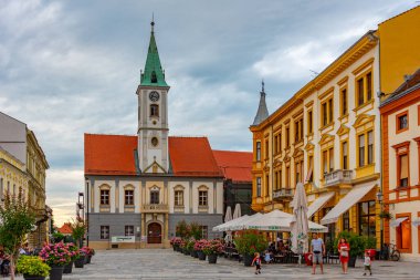 Varazdin, Hırvatistan, 2 Temmuz 2023: İnsanlar Hırvatistan 'ın Varazdin kentindeki King Tomislav Meydanı' nda yaz akşamının keyfini çıkarıyorlar