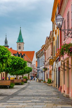 Varazdin, Hırvatistan, 2 Temmuz 2023: İnsanlar Hırvat kenti Varazdin 'de bir yaz akşamının keyfini çıkarıyorlar