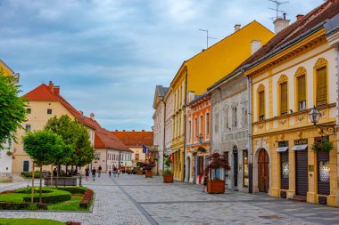 Varazdin, Hırvatistan, 2 Temmuz 2023: İnsanlar Hırvat kenti Varazdin 'deki Franjevacski trg meydanında yaz akşamının keyfini çıkarıyorlar