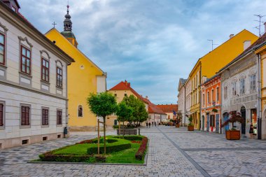 Varazdin, Hırvatistan, 2 Temmuz 2023: İnsanlar Hırvat kenti Varazdin 'deki Franjevacski trg meydanında yaz akşamının keyfini çıkarıyorlar