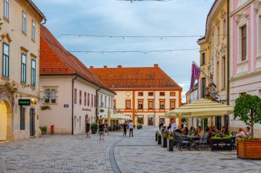 Varazdin, Hırvatistan, 2 Temmuz 2023: İnsanlar Hırvat kenti Varazdin 'deki Franjevacski trg meydanında yaz akşamının keyfini çıkarıyorlar