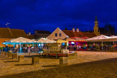 Varazdin, Hırvatistan, 2 Temmuz 2023: Hırvatistan 'ın Varazdin kentinde bir caddenin gün batımı manzarası