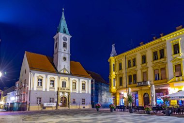 Varazdin, Hırvatistan, 2 Temmuz 2023: Hırvatistan 'ın Varazdin kentindeki Kral Tomislav meydanında gün batımı