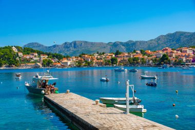Cavtat, Hırvatistan, 4 Temmuz 2023: Hırvat kenti Cavtat 'ın deniz manzarası