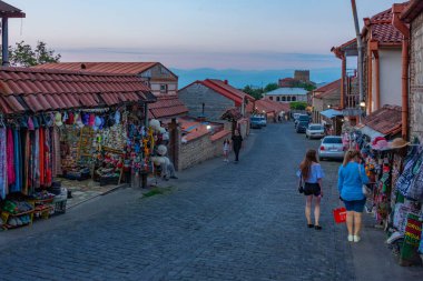 Sighnaghi, Gürcistan, 28 Ağustos 2023: Sighnaghi, Gürcistan 'da gün batımı manzarası