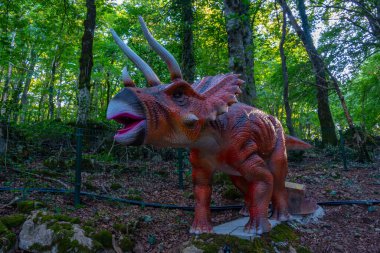Kutaisi, Gürcistan, 30 Ağustos 2023: Gürcistan, Kutaisi yakınlarındaki Sataplia doğa koruma alanında bir dinozor modeli