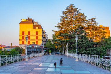 Kutaisi, Gürcistan, 31 Ağustos 2023: Rioni Nehri Kutaisi, Gürcistan 'ın merkezinden geçiyor