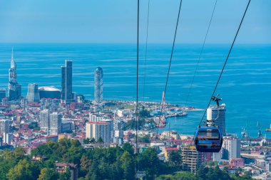 Batumi, Georgia, 31 Ağustos 2023: Argo teleferiği Batumi, Georgia şehir merkezine gidiyor