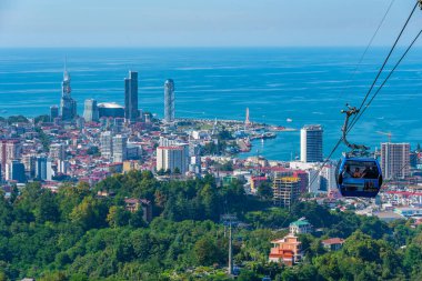 Batumi, Georgia, 31 Ağustos 2023: Argo teleferiği Batumi, Georgia şehir merkezine gidiyor