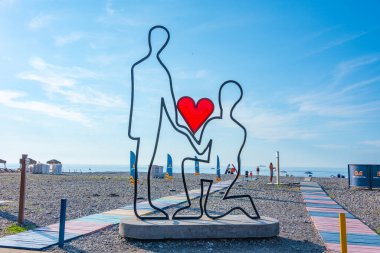 Batumi, Gürcistan, 31 Ağustos 2023: Batumi, Georgia 'da bir plajda aşk heykeli
