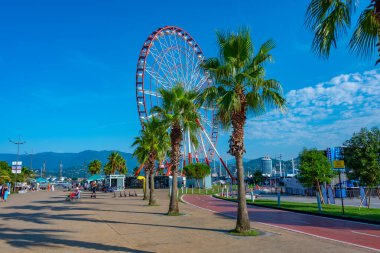 Batumi, Gürcistan, 31 Ağustos 2023: Batumi, Gürcistan 'da dönme dolap