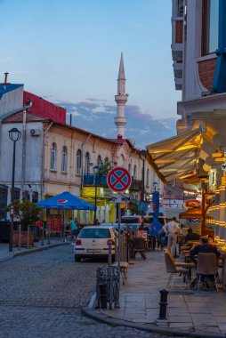 Batumi, Gürcistan, 31 Ağustos 2023: Batumi, Gürcistan 'da ticari bir caddenin gün batımı manzarası