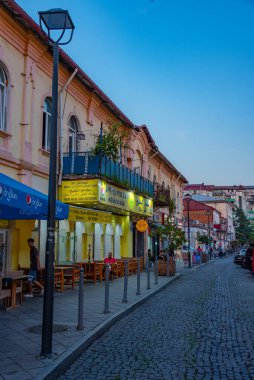 Batumi, Gürcistan, 31 Ağustos 2023: Batumi, Gürcistan 'da ticari bir caddenin gün batımı manzarası