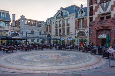 Batumi, Gürcistan, 31 Ağustos 2023: Gürcistan 'da Batum Meydanı' nın gün batımı manzarası