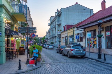 Batumi, Gürcistan, 31 Ağustos 2023: Batumi, Gürcistan 'da ticari bir caddenin gün batımı manzarası