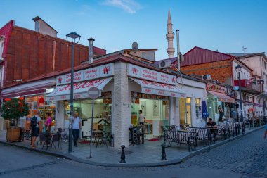 Batumi, Gürcistan, 31 Ağustos 2023: Batumi, Gürcistan 'da ticari bir caddenin gün batımı manzarası