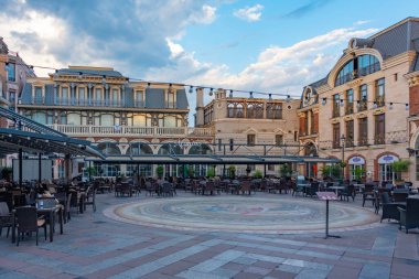 Batumi, Gürcistan, 1 Eylül 2023: Gürcistan 'daki Batumi Meydanı' nın gün batımı manzarası