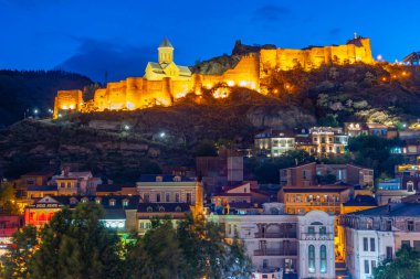 Tiflis, Gürcistan, 9 Eylül 2023: Tiflis, Gürcistan 'daki Narikala kalesinin gün batımı manzarası
