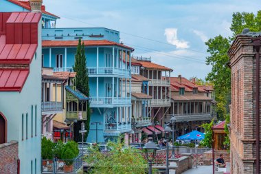 Tiflis, Gürcistan, 11 Eylül 2023: Tiflis, Gürcistan 'daki tarihi evlerin renkli balkonları