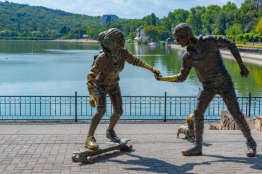 Chisinau, Moldova, 23 Ağustos 2023: Moldova 'nın Chisinau kentindeki Valea Morilor parkında kaykayla oynayan çocukların heykeli