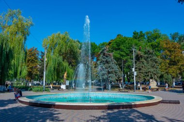 Soroca, Moldova, 26 Ağustos 2023: Moldova 'nın Soroca kentindeki bir meydanda çeşme