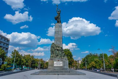 Chisinau, Moldova, 23 Ağustos 2023: Chisinau, Moldova 'daki Leninist Komsomol Kahramanları Anıtı