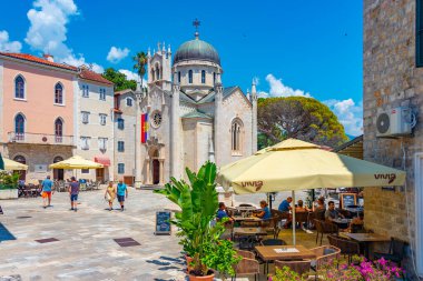 Herceg Novi, Karadağ, 4 Temmuz 2023: Aziz. Karadağ 'ın Herceg Novi kentindeki Belavista meydanında Michael Archangel Kilisesi