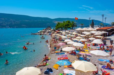 Herceg Novi, Karadağ, 4 Temmuz 2023: Karadağ 'ın Herceg Novi plajı