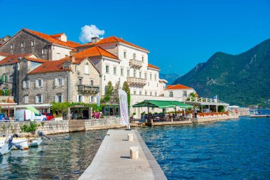 Perast, Karadağ, 4 Temmuz 2023: Karadağ 'ın Boka Kotorska körfezindeki Perast kasabası