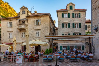 Kotor, Karadağ, 4 Temmuz 2023: Karadağ 'ın Kotor kentindeki Saint Luke meydanının gün batımı manzarası