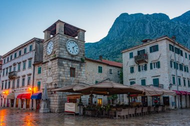 Kotor, Karadağ, 5 Temmuz 2023: Karadağ 'ın eski Kotor kentindeki saat kulesi