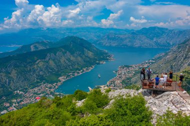 Kotor, Karadağ, 5 Temmuz 2023: Karadağ 'daki Boka Kotorska Körfezi Panoraması