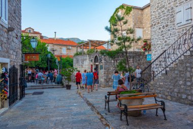 Budva, Karadağ, 5 Temmuz 2023: Karadağ 'ın eski Budva kentinin sokaklarında insanlar geziniyor