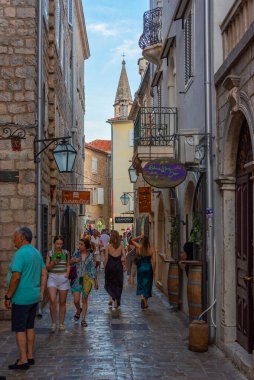 Budva, Karadağ, 5 Temmuz 2023: Karadağ 'ın eski Budva kentinin sokaklarında insanlar geziniyor