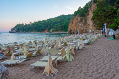 Budva, Karadağ, 5 Temmuz 2023: Budva 'da gün batımı manzarası, mongol