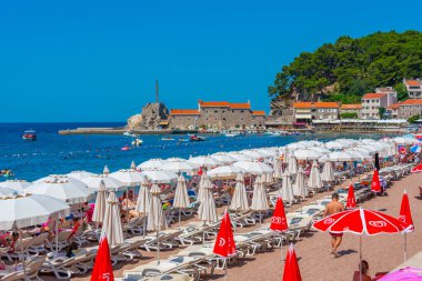 Petrovac, Karadağ, 6 Temmuz 2023: Petrovac plajının arkasındaki Kastio kalesi, Karadağ