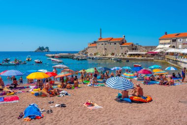 Petrovac, Karadağ, 6 Temmuz 2023: Petrovac plajının arkasındaki Kastio kalesi, Karadağ