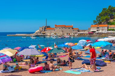 Petrovac, Karadağ, 6 Temmuz 2023: Petrovac plajının arkasındaki Kastio kalesi, Karadağ