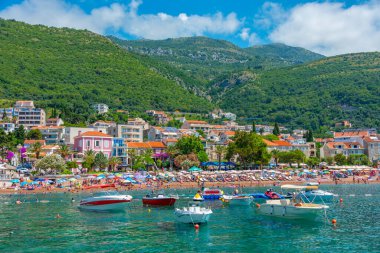 Petrovac, Karadağ, 6 Temmuz 2023: Karadağ 'ın Petrovac kentinde bir plaj manzarası