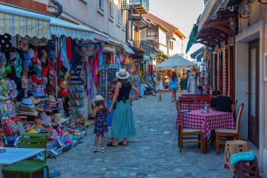 Stari Bar, Karadağ, 6 Temmuz 2023: Moğolistan 'daki Stari Bar kalesinin önündeki turizm caddesi