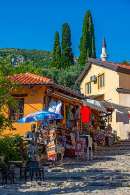 Stari Bar, Karadağ, 6 Temmuz 2023: Moğolistan 'daki Stari Bar kalesinin önündeki turizm caddesi