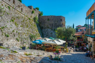 Stari Bar, Karadağ, 6 Temmuz 2023: Moğolistan 'daki Stari Bar kalesinin önündeki turizm caddesi