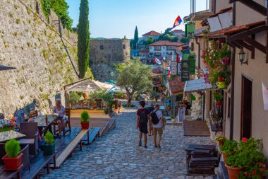 Stari Bar, Karadağ, 6 Temmuz 2023: Moğolistan 'daki Stari Bar kalesinin önündeki turizm caddesi