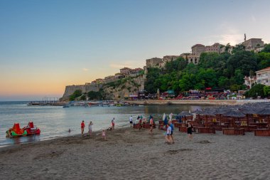 Ulcinj, Karadağ, 6 Temmuz 2023: Karadağ 'ın Ulcinj kentinde gün batımı manzarası