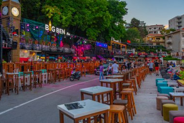Ulcinj, Karadağ, 6 Temmuz 2023: Karadağ 'ın Ulcinj kentinde deniz kenarında gün batımı